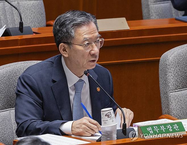의원 질의에 답하는 정성호 법무부 장관 (서울=연합뉴스) 황광모 기자 = 정성호 법무부 장관이 1일 국회에서 열린 예산결산특별위원회 전체회의에 출석해 의원 질의에 답하고 있다. 2025.9.1 hkmpooh@yna.co.kr