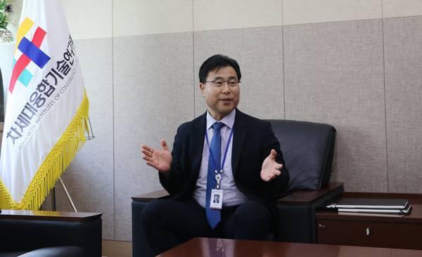 김연상 차세대융합기술연구원장이 2일 출입기자단과 간담회를 통해 “과학기술 인재들이 해외로 유출되는 문제에 대해선 결국 고급인력에 대한 인센티브가 있어야 한다”고 강조했다. 2025.9.2 /차세대융합기술연구원 제공