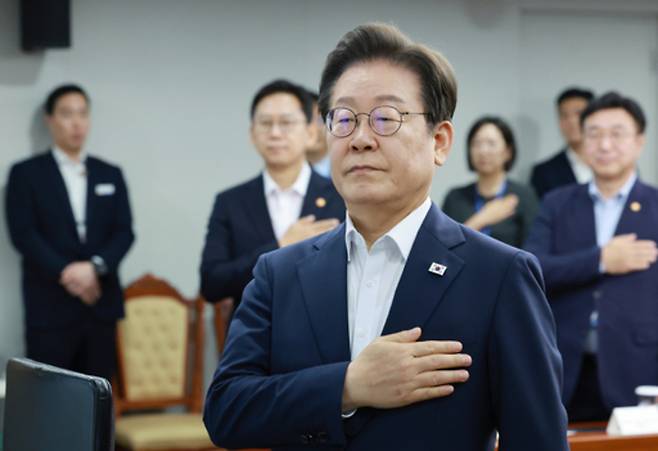 ▲ 이재명 대통령이 지난 7월 30일 서울 용산 대통령실 청사에서 열린 비상경제점검 태스크포스(TF) 3차 회의를 시작하며 국기에 경례하고 있다. /연합뉴스