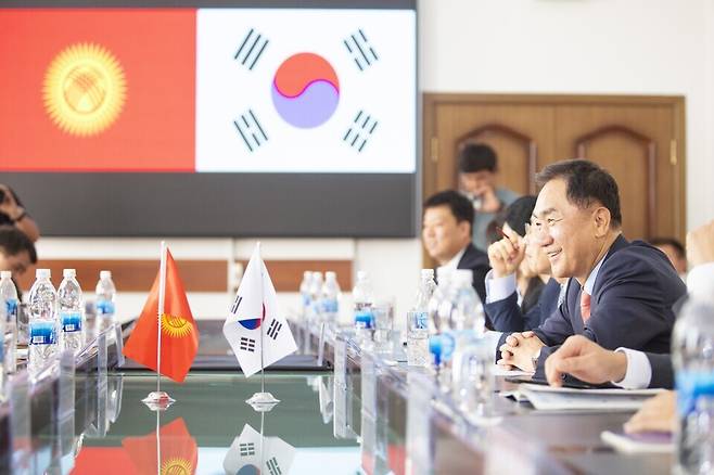 ▲ 정장선 평택시장이 키르기스공화국 오쉬시와 교류회를 진행하고 있는 모습. /사진제공=평택시