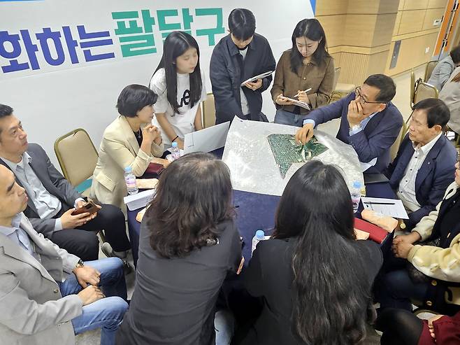 ▲ 수원시 우리 동네 자치 계획 수립 워크숍에서 주민과 튜터진이 머리를 맞대고 있다.&nbsp;/ 사진제공=수원특례시