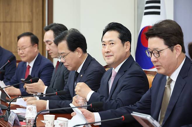 국민의힘 장동혁 대표와 송언석 원내대표가 1일 서울 여의도 국회에서 열린 최고위원회의에 참석해 있다. 연합뉴스