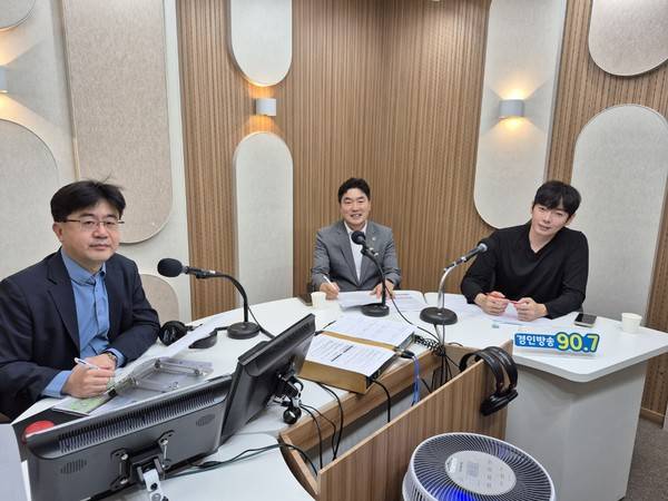 이도형 앵커, 조성환(더불어민주당)시의원, 김용희(국민의힘)시의원. 20250902 [경인방송 DB]