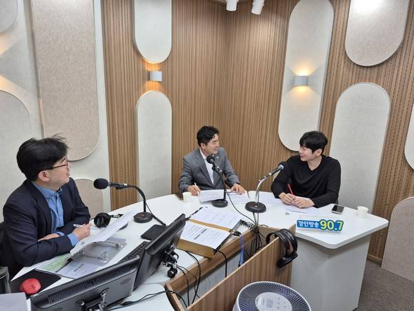 이도형 앵커, 조성환(더불어민주당)시의원, 김용희(국민의힘)시의원. 20250902 [경인방송 DB]