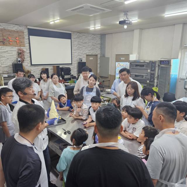 ▲청소년들이 실내에서 농산물을 활용한 요리 체험에 참여하며 즐거운 시간을 보내고 있다. 사진=김흥준 기자