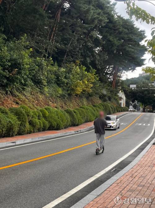 ◇개강을 맞이한 대학가 곳곳이 곡예운전을 펼치는 전동킥보드 행렬로 몸살을 앓고 있다. 사진=고은 기자