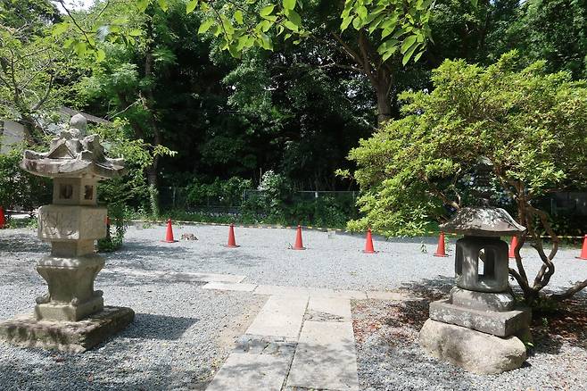 바닥돌과 좌우 석등만이 남아 있는 관월당 터.