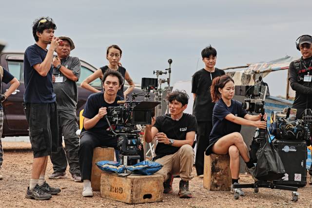 2012년 시작된 한-아세안 차세대영화인재육성사업 FLY가 4일부터 부산에서 마지막 해 행사를 진행한다. 지난해 라오스에서 열렸던 FLY2024 참가자들의 영화촬영 모습. 부산영상위원회 제공