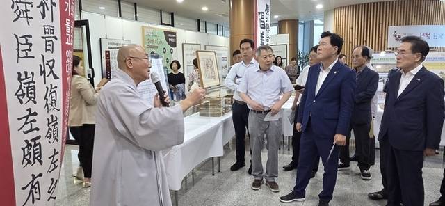 ▲ 영천역사박물관 학예연구실장인 지봉스님이 2일 평생학습관 우석홀에 전시된 '창의정용군'과 관련된 영천성수복전투에 대해 설명하고 있다. 권오석 기자