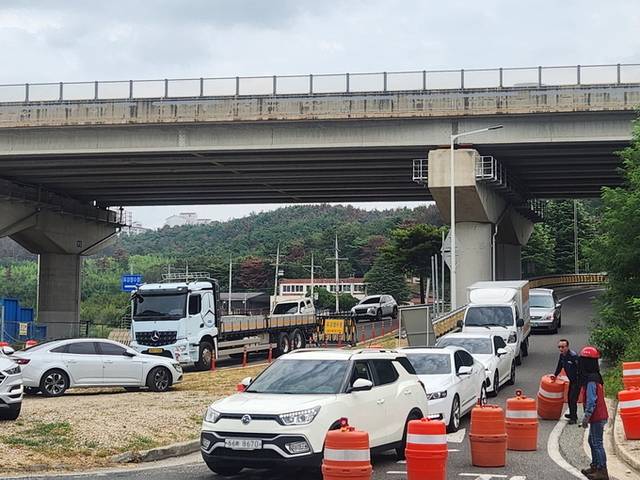 ▲ 2일 오전 경북 포항시 남구 유강리 가스 누출 사고 현장에서 도로 통제가 이뤄지자 차량들이 우회하지 못한 채 정체를 빚고 있다.서의수 기자