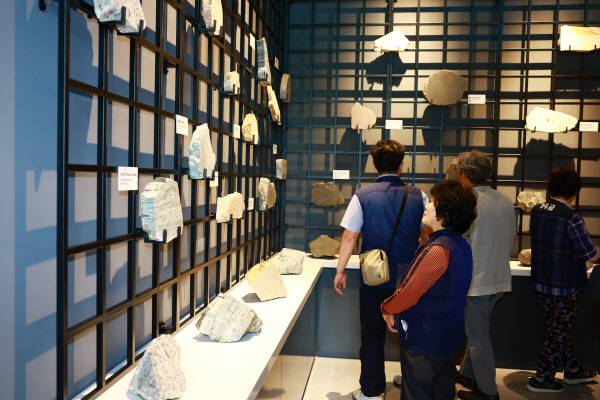 관람객들이 경북 동해안 지질공원센터를 둘러보고 있다.울진군