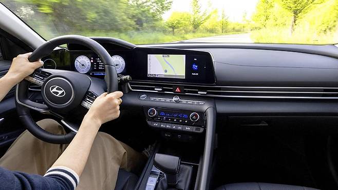 현대차 아반떼 실내