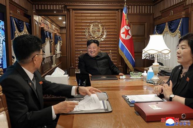 김정은 북한 국무위원장이 중국 전승절 80주년 기념행사에 참석하기 위해 1일 전용열차로 출발했다고 조선중앙통신이 2일 전했다.(사진=연합뉴스)