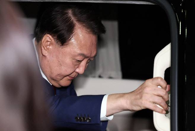 윤석열 전 대통령이 지난 7월 5일 오후 서울 서초구 서울고등검찰청에서 내란특검 2차 대면조사를 받은 뒤 차량에 올라타고 있다 (사진=뉴스1)