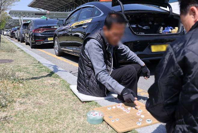 대구공항 앞 도로에서 택시 기사들이 장기를 두고 있다.(사진=연합뉴스)