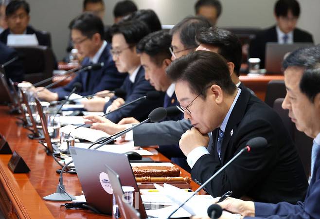 이재명 대통령이 2일 서울 용산 대통령실 청사에서 열린 제40회 국무회의에서 자료를 살펴보고 있다.(사진=뉴시스)