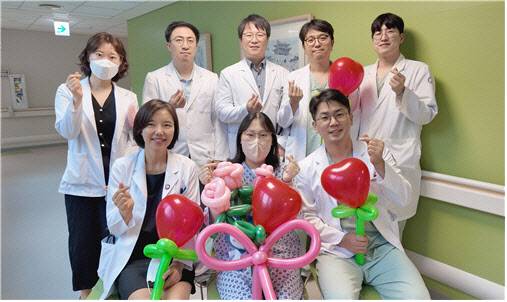 임신 중 갑작스레 중증 심장병이 발견된 부천세종병원 간호사 A씨(사진 아랫줄 가운데)가 인천세종병원에서 성공적으로 심장이식 수술을 받고 회복한 뒤 김경희 심장이식센터장(아랫줄 맨 왼쪽) 등 의료진과 기념 촬영하고 있다.  세종병원 제공