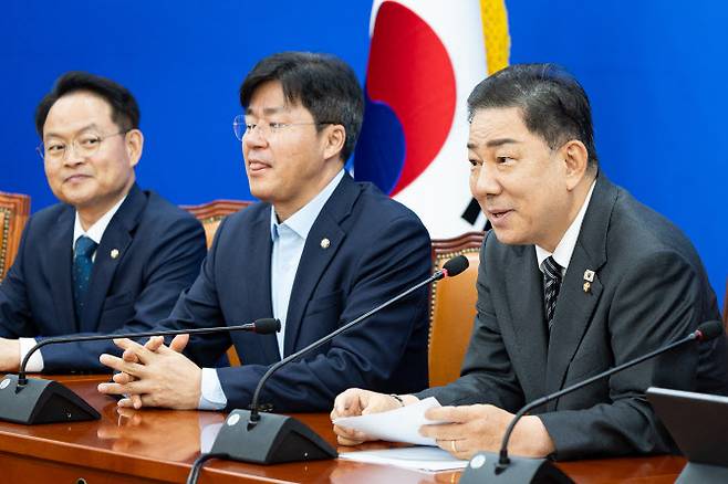 김병기 더불어민주당 원내대표가 2일 오전 국회에서 열린 정기국회 기자간담회에서 모두 발언을 하고 있다. 우측은 허영 원내정책수석부대표, 박상혁 원내소통수석부대표. (사진=뉴스1)