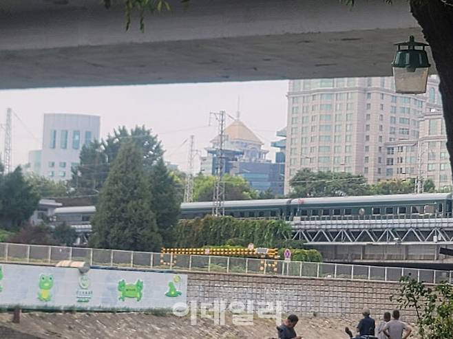 2일 오후 중국 베이징 베이징연 인근에서 김정은 북한 국무위원장이 탄 것으로 추정되는 특별열차가 이동하고 있다. (사진=이데일리 이명철 특파원)
