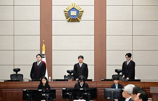 지귀연 부장판사(가운데) 등 서울중앙지법 형사합의25부 재판부가 지난 4월 21일 서울중앙지법에서 열린 윤석열 전 대통령 내란 우두머리 혐의 2차 공판에 입장하고 있다. (사진=연합뉴스)
