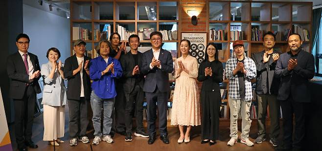 휘영 문화체육관광부 장관이 2일 서울 종로구 예술가의 집에서 공연예술 분야 현장예술인을 만나 간담회를 마치고 기념촬영을 하고 있다. (사진=문체부 제공).