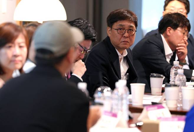 최휘영 문화체육관광부 장관이 2일 서울 종로구 예술가의 집에서 공연예술 분야 현장예술인을 만나 간담회를 갖고 공연예술계 현장 의견을 수렴하고 있다. (사진=문체부 제공).