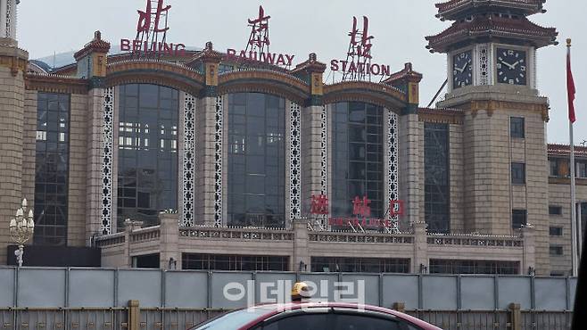 2일 오후 중국 베이징 베이징역 앞에 바리케이트가 설치돼있다. (사진=이데일리 이명철 특파원)