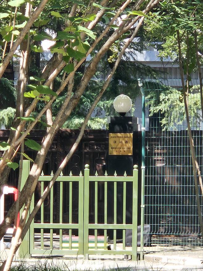 김정은 북한 국무위원장 방중을 하루 앞둔 지난 2일 중국 베이징 내 주중 북한대사관 정문 앞 모습. (사진=이데일리 이명철 특파원)