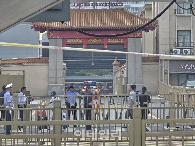 3일 오전 김정은 북한 국무위원장이 도착하기 전 중국 베이징역 VIP 출구 주변이 통제되고 있다. (사진=이데일리 이명철 특파원)