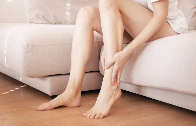 다리가 잘 붓고 손발이 차가운 증상이 함께 있다면 하지정맥류를 의심해야 한다.[사진=게티이미지뱅크]