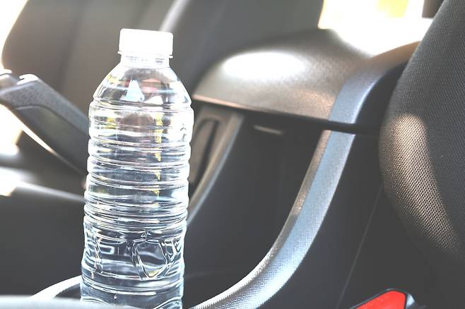 자동차 안에 둔 생수를 마시는 행동이 장기적으로 건강에 악영향을 줄 수 있다는 경고가 제기됐다. [사진=게티이미지뱅크]