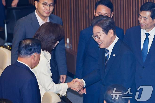 이재명 대통령이 지난 6월 26일 오전 서울 여의도 국회에서 열린 제426회국회(임시회) 제2차 본회의에서 2025년도 제2회 추가경정예산안에 대한 정부의 시정연설을 마친 뒤 국민의힘 의원석으로 가 나경원 의원과 악수하고 있다. 2025.6.26/뉴스1 ⓒ News1 안은나 기자