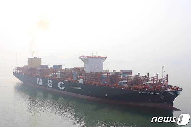 '엠에스씨 굴슨'(MSC GULSUN)이 광양항으로 들어오고 있다. 이 선박은 MSC가 삼성중공업에 발주한 2만3000TEU급 컨테이너선 중 첫 번째 인도선박으로 길이 400m, 폭 61.5m에 20피트(ft) 컨테이너 2만3756개를 한 번에 실어 나를 수 있다.(여수광양항만공사 제공)2019.7.14/뉴스1 ⓒ News1 서순규 기자