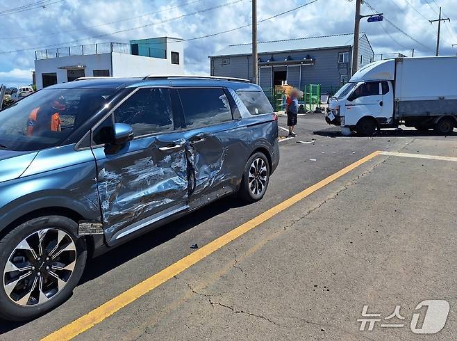 지난 1일 제주시 한림읍에서 1톤 트럭과 렌터카 승합차가 충돌해 5명이 병원에 이송됐다.(제주도소방안전본부 제공. 재판매 및 DB 금지)