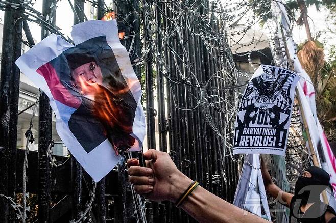 1일(현지시간) 인도네시아 서자바 반둥에서 경찰 개혁과 의회 해산을 요구하는 시위 도중 시위대가 프라보워 수비안토 인도네시아 대통령의 포스터에 불을 붙이고 있다. 2025.09.01. ⓒ AFP=뉴스1 ⓒ News1 윤다정 기자