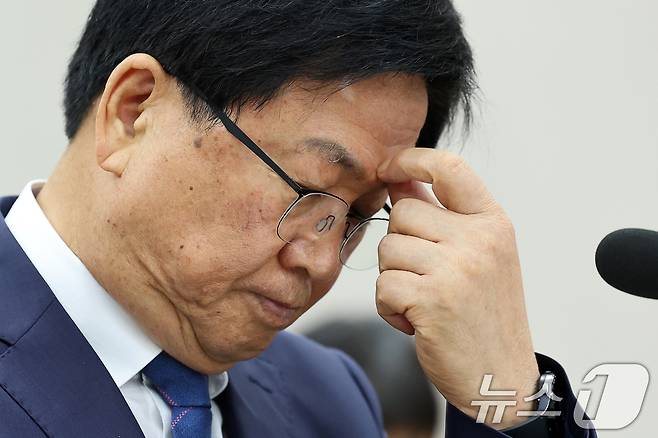 최교진 사회부총리 겸 교육부 장관 후보자가 2일 서울 여의도 국회 교육위원회에서 열린 인사청문회에 출석해 의원들의 의사진행 발언을 들으며 이마를 만지고 있다. 2025.9.2/뉴스1 ⓒ News1 이승배 기자