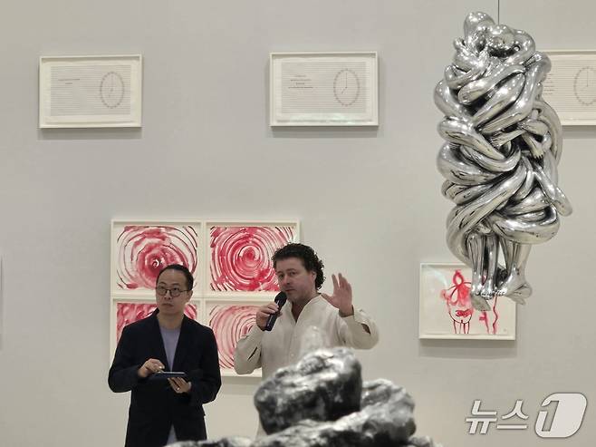 2일 국제갤러리에서 열린 기자간담회에서 부르주아의 작품을 소장·운영하는 ‘이스턴 파운데이션’의 필립 라랏-스미스 큐레이터(오른쪽)가 작품을 설명하고 있다. ⓒ 뉴스1 김정한 기자