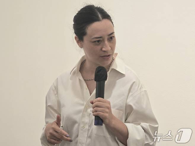 2일 국제 갤러리에서 열린 기자간담회에서 갈라 포라스-김이 작품을 설명하고 있다. ⓒ 뉴스1 김정한 기자