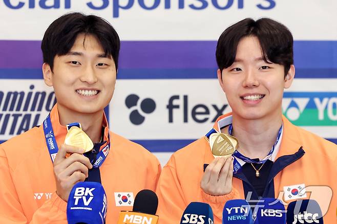 배드민턴 세계선수권 남자 복식 정상에 오른 서승재(오른쪽)와 김원호가 2일 오후 인천국제공항을 통해 귀국해 금메달을 들어보이고 있다.  2025.9.2/뉴스1 ⓒ News1 민경석 기자