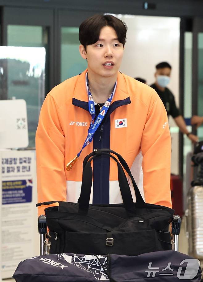 배드민턴 세계선수권 남자 복식 정상에 오른 서승재가 2일 오후 인천국제공항을 통해 귀국하고 있다. 2025.9.2/뉴스1 ⓒ News1 민경석 기자