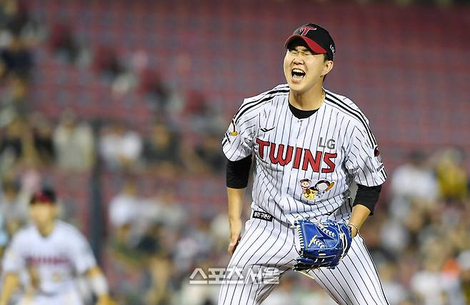 LG 유영찬이 5일 잠실구장에서 열린 2025 KBO리그 두산과 경기 9회초 2사 1-3루 상황에서 두산 박계범을 삼진아웃으로 잡아내며 승리를 지켜내고 기뻐하고 있다. 잠실 | 박진업 기자 upandup@sportsseoul.com