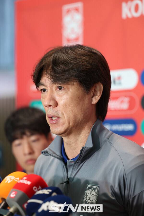 홍명보 대한민국 축구 국가대표팀 감독이 1일 오전 인천국제공항 제2터미널에서 미국 원정길에 오르며 출국 전 인터뷰를 하고 있다. 대표팀은 미국에서 오는 7일 미국, 10일 멕시코와 평가전을 치른다. /사진=뉴시스
