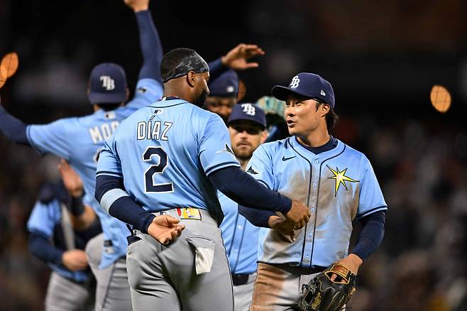 탬파베이 동료와 대화 중인 김하성(오른쪽). AFP연합뉴스