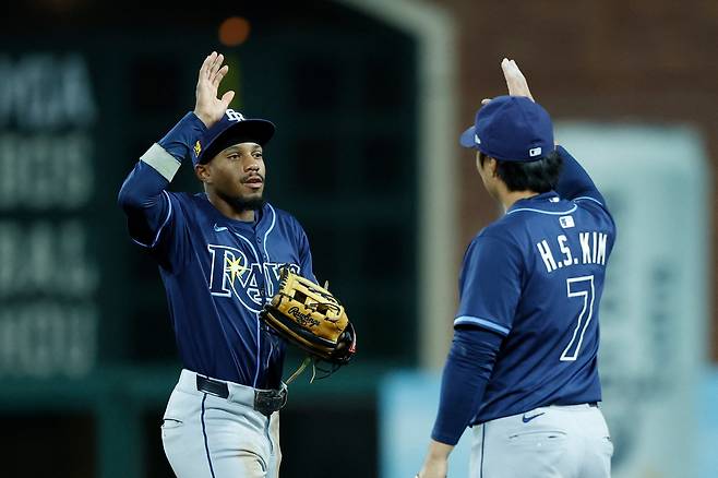 SAN FRANCISCO, CALIFORNIA - AUGUST 15: Chandler Simpson #14 of the Tampa Bay Rays celebrates with Ha-Seong Kim #7 after a win against the San Francisco Giants at Oracle Park on August 15, 2025 in San Francisco, California.   Lachlan Cunningham/Getty Images/AFP (Photo by Lachlan Cunningham / GETTY IMAGES NORTH AMERICA / Getty Images via AFP)







<저작권자(c) 연합뉴스, 무단 전재-재배포, AI 학습 및 활용 금지>