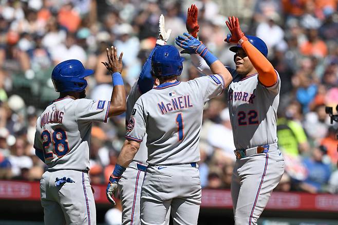 소토가 4회초 우중간 그랜드슬램을 터뜨리고 홈을 밟은 뒤 먼저 들어온 동료들과 하아파이브를 하고 있다.
Imagn Images연합뉴스