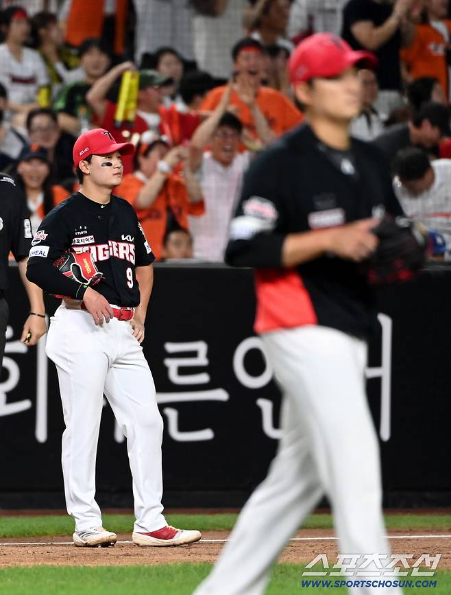 2일 대전 한화생명볼파크에서 열린 KIA와 한화의 경기, 5회말 1사 1,2루 한화 노시환이 3점홈런을 날렸다. 아쉬워하는 KIA 3루수 윤도현과 김도현. 대전=허상욱 기자wook@sportschosun.com/2025.09.02/
