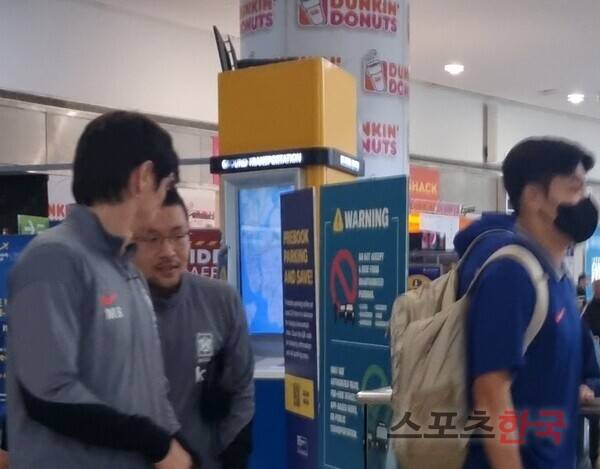 대표팀 스태프와 대화를 나누는 홍명보 감독. ⓒ스포츠한국 김성수 기자