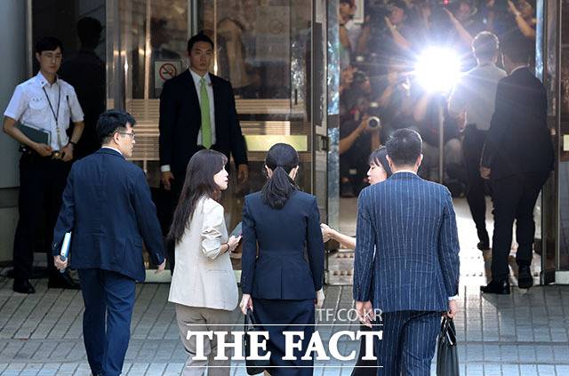 자본시장과 금융투자업에 관한 법률 위반, 정치자금법 위반, 특정범죄 가중처벌 등에 관한 법률 위반(알선수재) 등의 혐의를 받는 윤석열 전 대통령 부인 김건희 여사가 지난달 12일 오전 서울 서초구 서울중앙지법에서 열린 구속 전 피의자 심문(영장실질심사)에 출석하고 있다. 2025.08.12 사진공동취재단