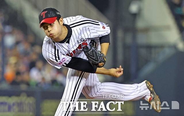 LG 김영우는 볼끝이 무겁다는 평을 듣는다. 커브 등 변화구의 완성도도 높다. /뉴시스