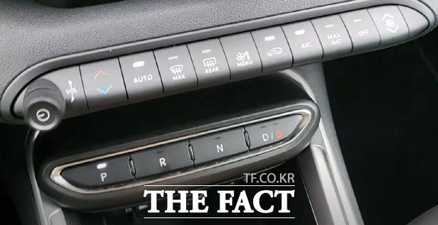 지프 어벤저는 기어 버튼과 공조기 버튼으로 아날로그 감성을 살렸다. /서울 서대문구=오승혁 기자